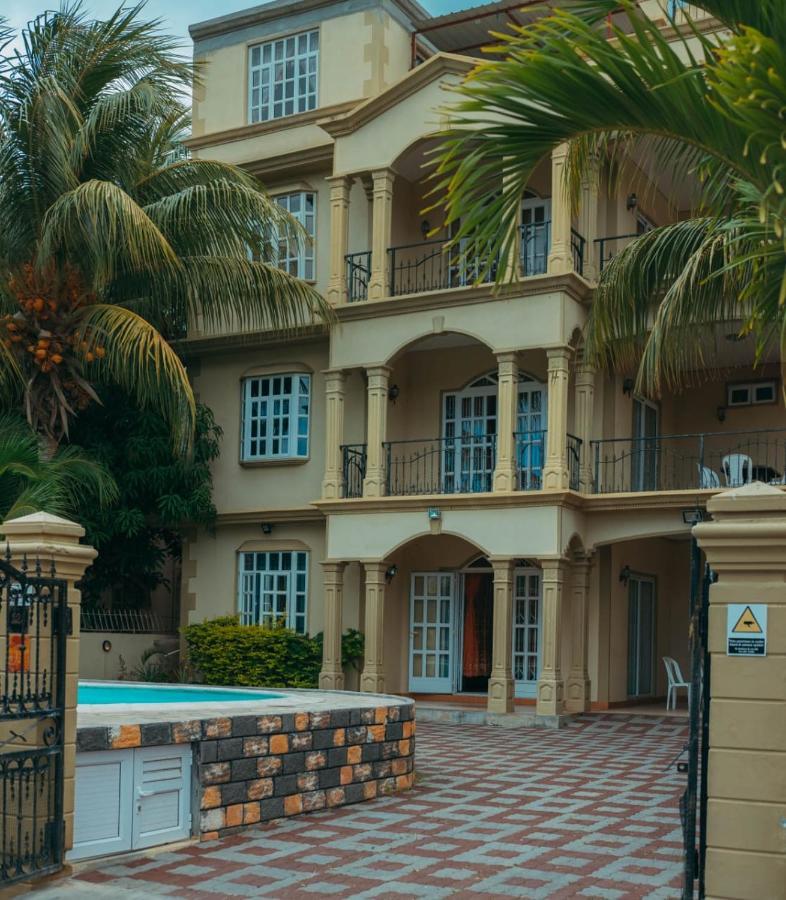 Rs Villas - Three Bedrooms Share Apartment With Private Room And Free Wifi And 100Mts To The Beach And Ac And 100Mts To Bus Stop And Pool Flic-en-Flacq Exterior foto