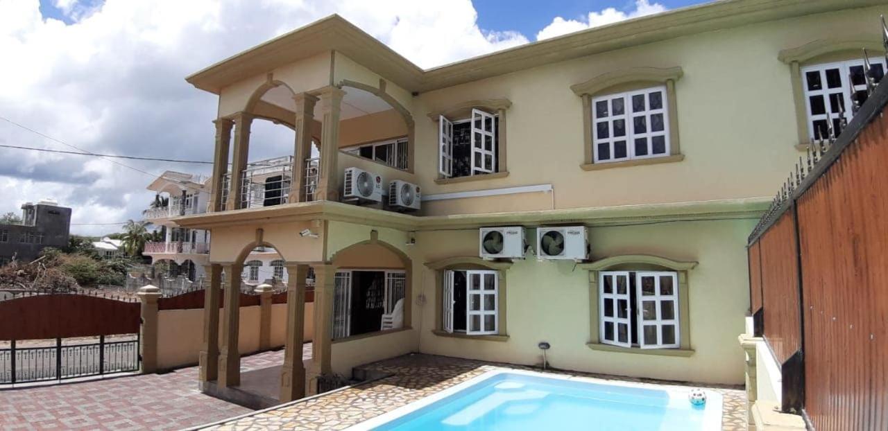 Rs Villas - Three Bedrooms Share Apartment With Private Room And Free Wifi And 100Mts To The Beach And Ac And 100Mts To Bus Stop And Pool Flic-en-Flacq Exterior foto