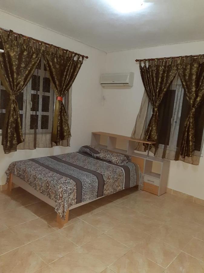 Rs Villas - Three Bedrooms Share Apartment With Private Room And Free Wifi And 100Mts To The Beach And Ac And 100Mts To Bus Stop And Pool Flic-en-Flacq Exterior foto