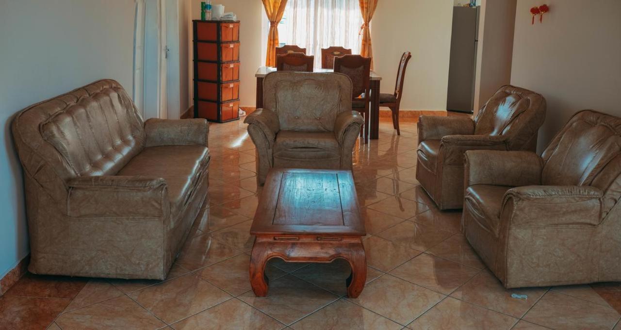 Rs Villas - Three Bedrooms Share Apartment With Private Room And Free Wifi And 100Mts To The Beach And Ac And 100Mts To Bus Stop And Pool Flic-en-Flacq Exterior foto