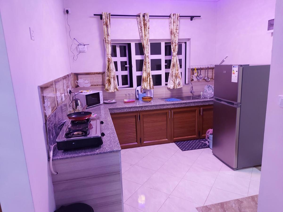 Rs Villas - Three Bedrooms Share Apartment With Private Room And Free Wifi And 100Mts To The Beach And Ac And 100Mts To Bus Stop And Pool Flic-en-Flacq Exterior foto