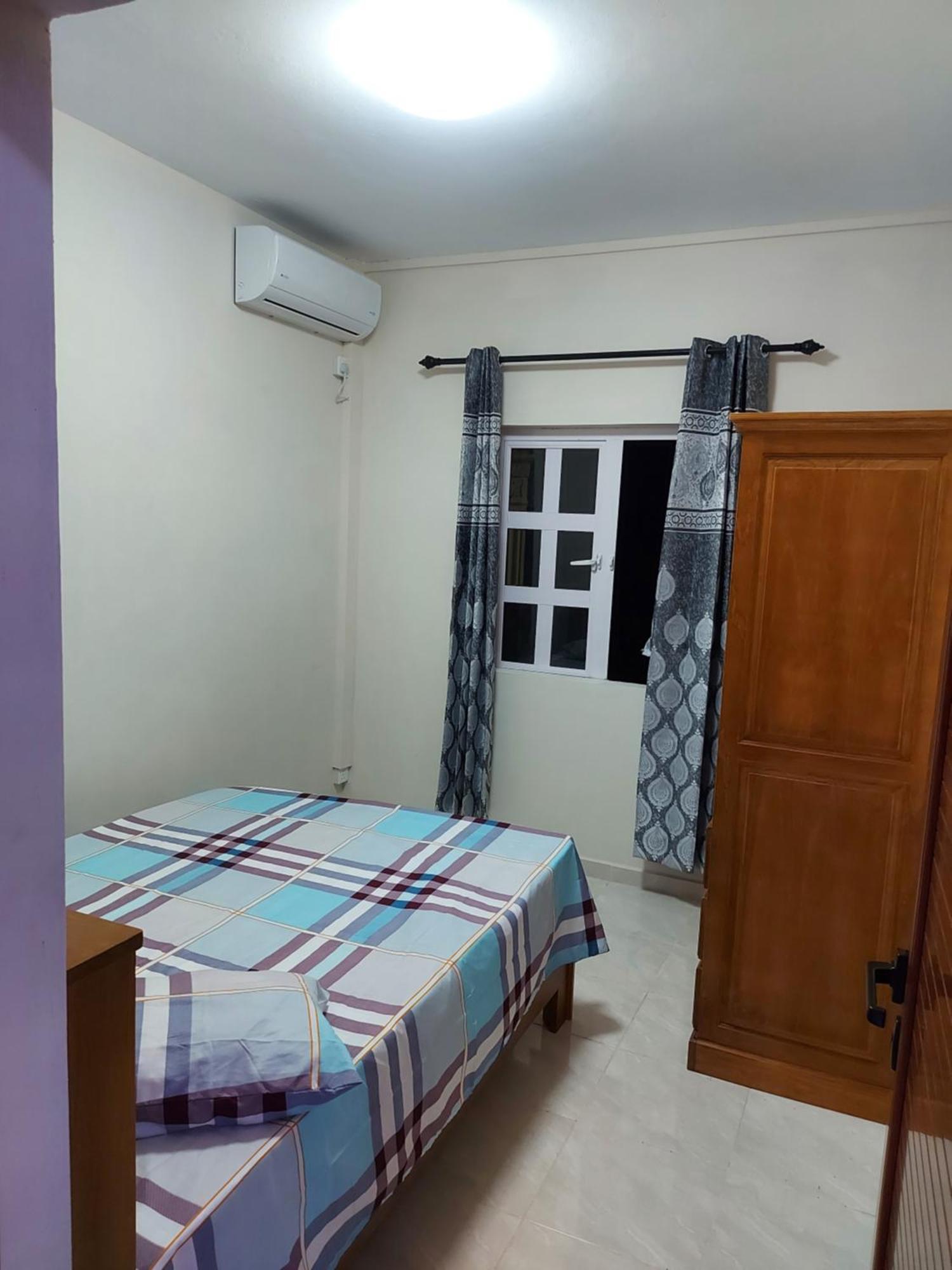 Rs Villas - Three Bedrooms Share Apartment With Private Room And Free Wifi And 100Mts To The Beach And Ac And 100Mts To Bus Stop And Pool Flic-en-Flacq Exterior foto
